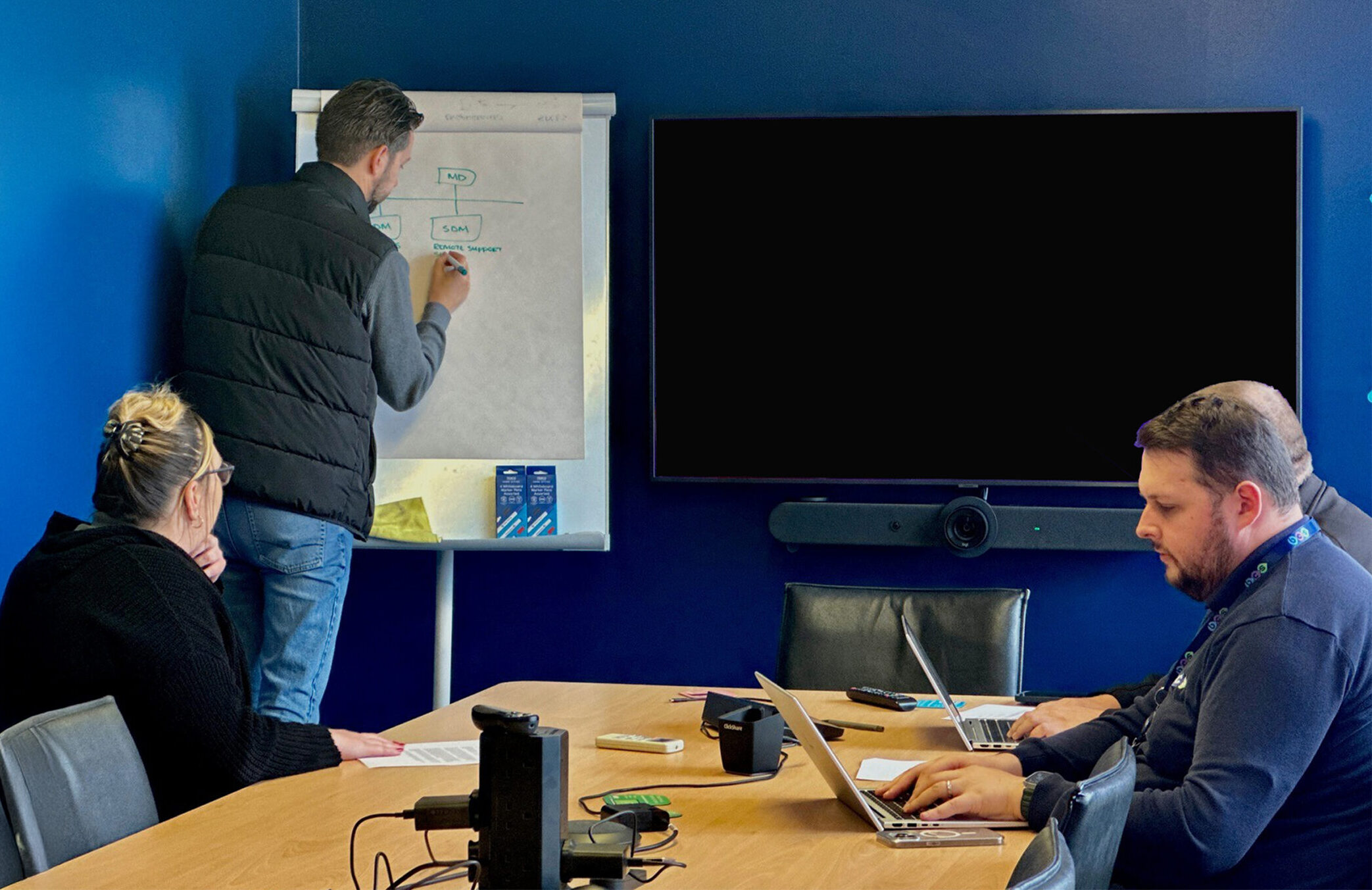 Business leaders discussing IT support, cybersecurity and AI strategies for Kent Businesses.